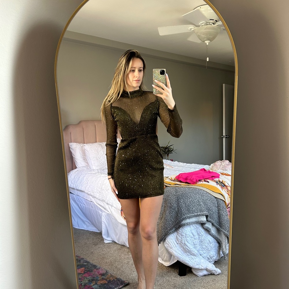 Gorgeous backless dress!
